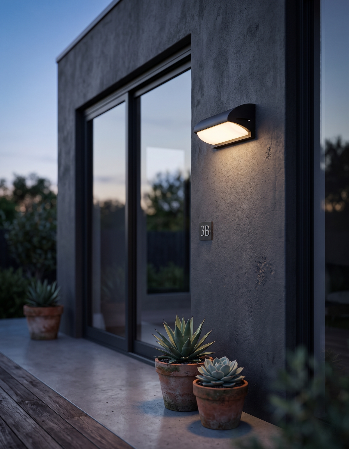 Applique murale d'extérieur en aluminium noir près d'une porte d'entrée