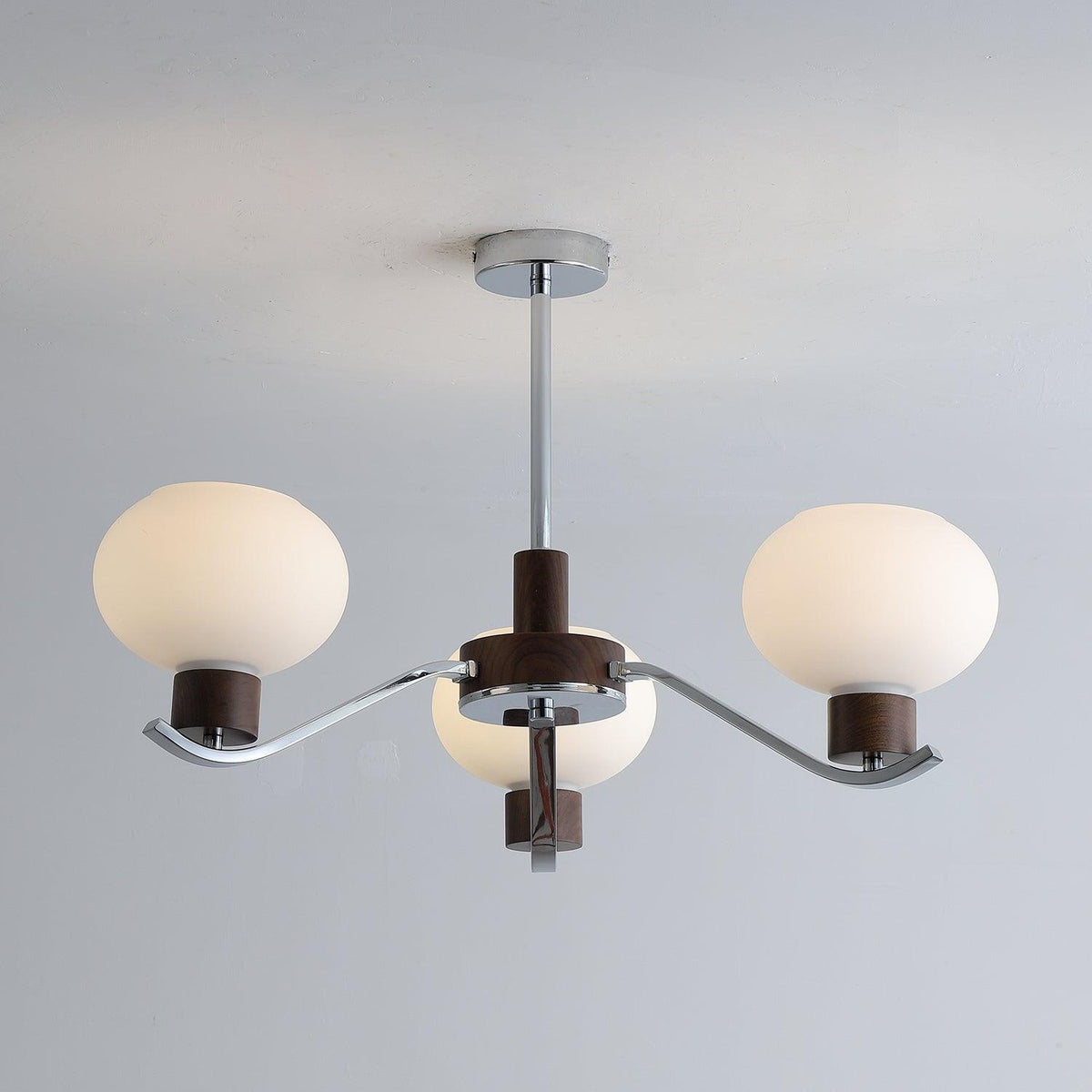 Lustre Amphore en noyer et verre – vue 18