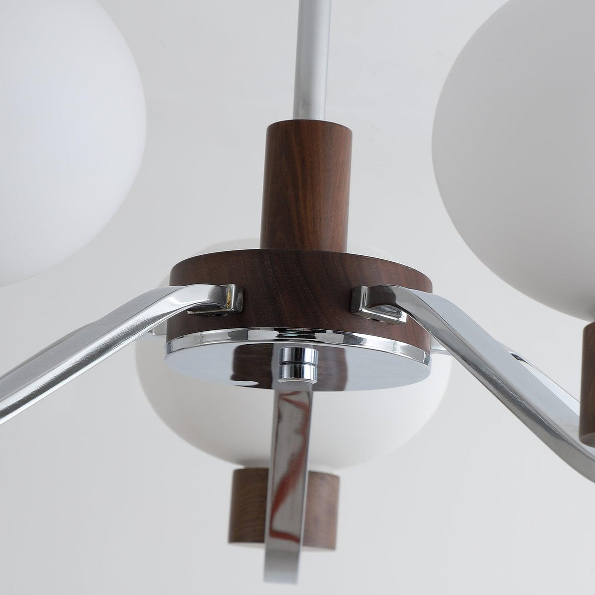 Lustre Amphore en noyer et verre – vue 9