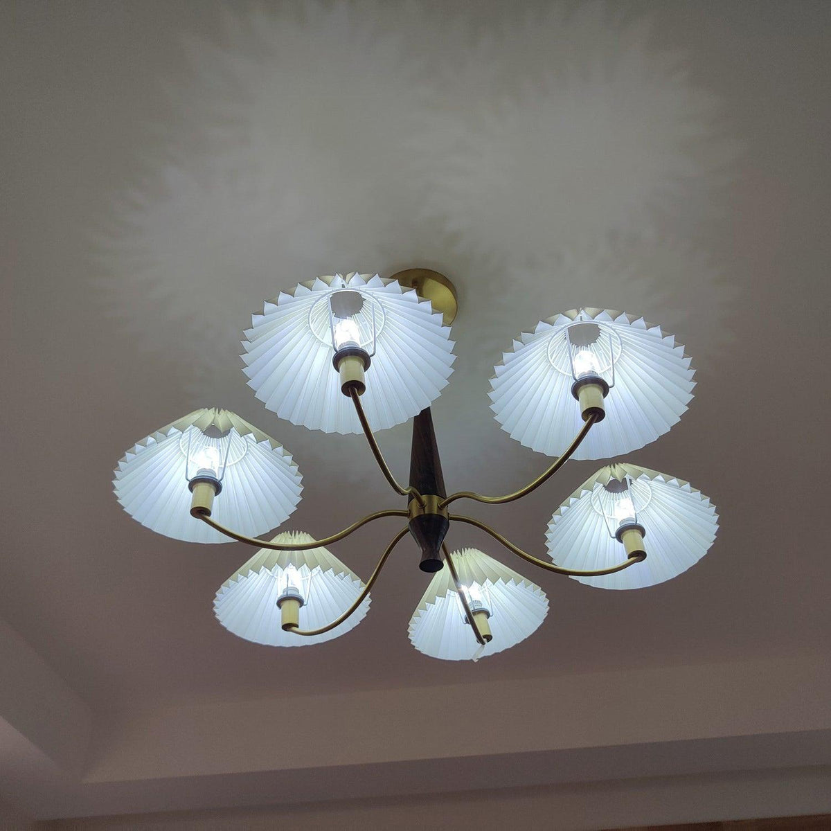 Lustre Primevère en noyer et laiton – vue 6