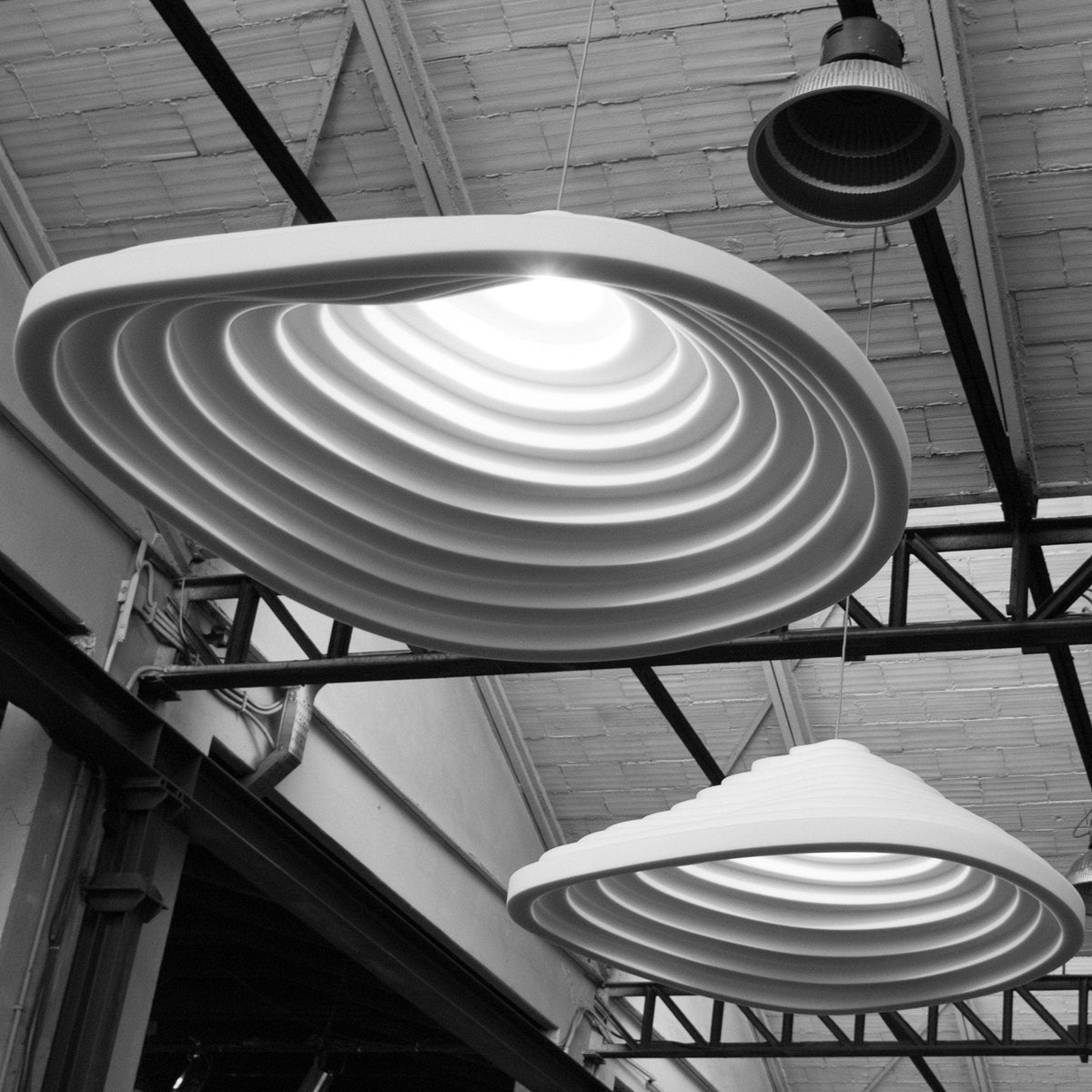 Suspension Pensée en résine et métal – vue 14