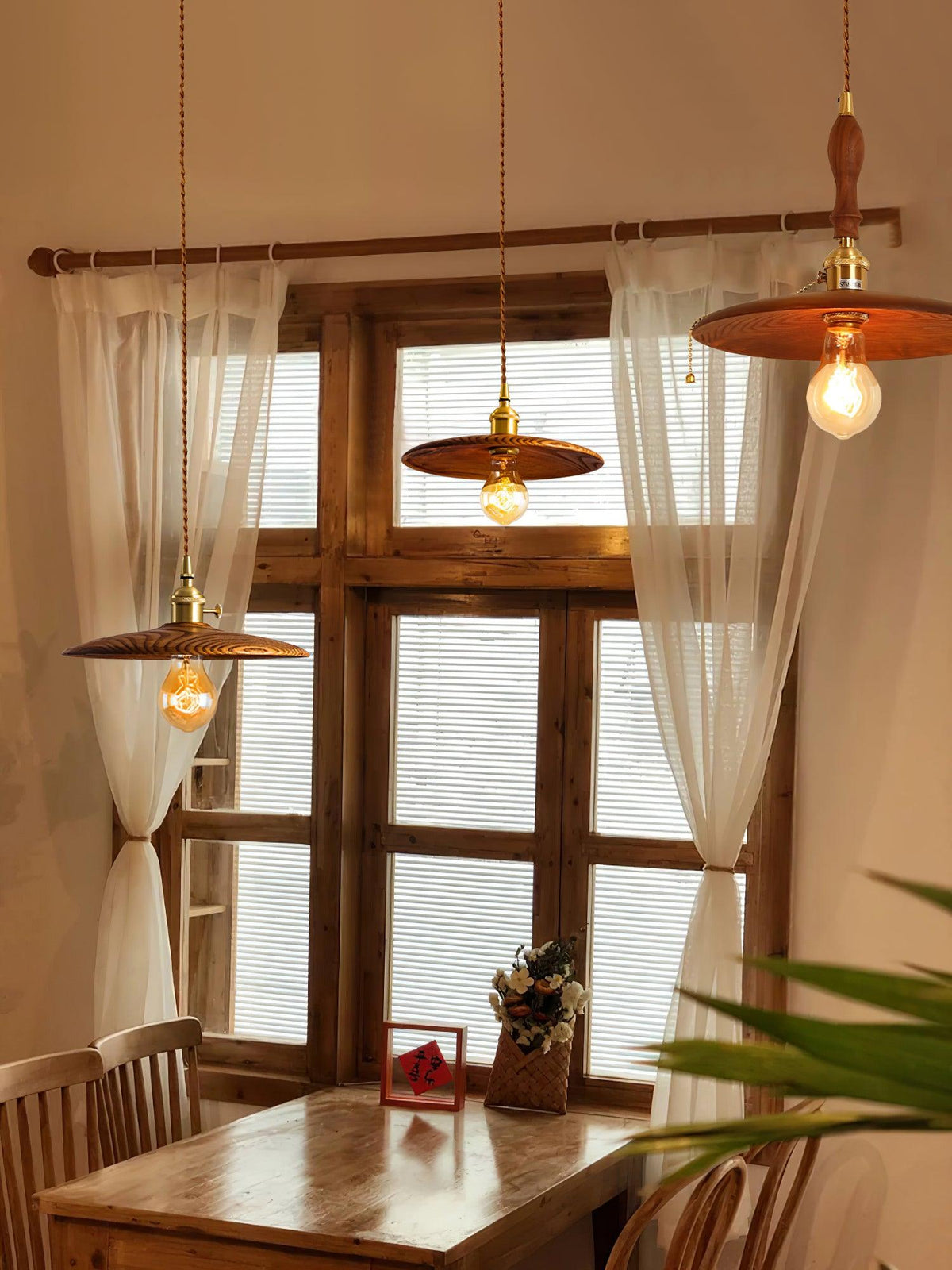 Suspension Primerose en laiton et noyer – vue 13