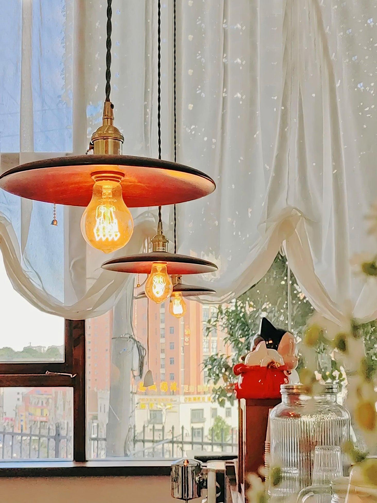 Suspension Primerose en laiton et noyer – vue 5