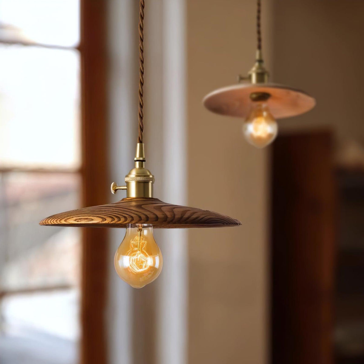 Suspension Primerose en laiton et noyer – vue 3