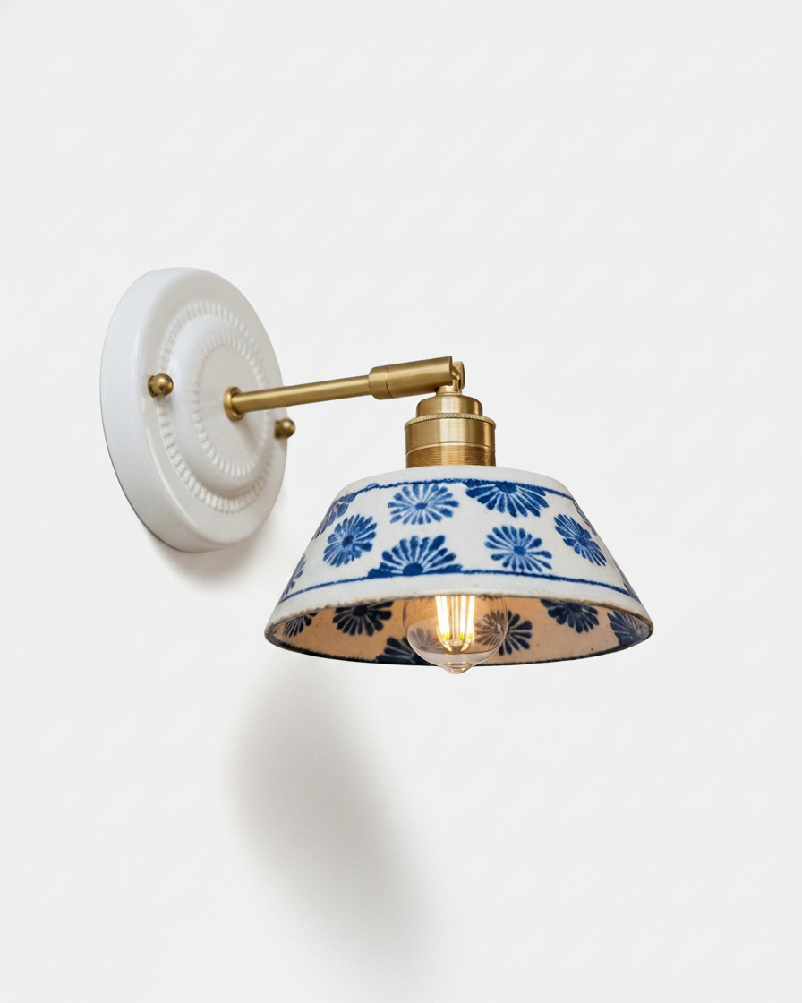 Applique murale Azur en céramique bleu indigo et laiton – faubourg & fils