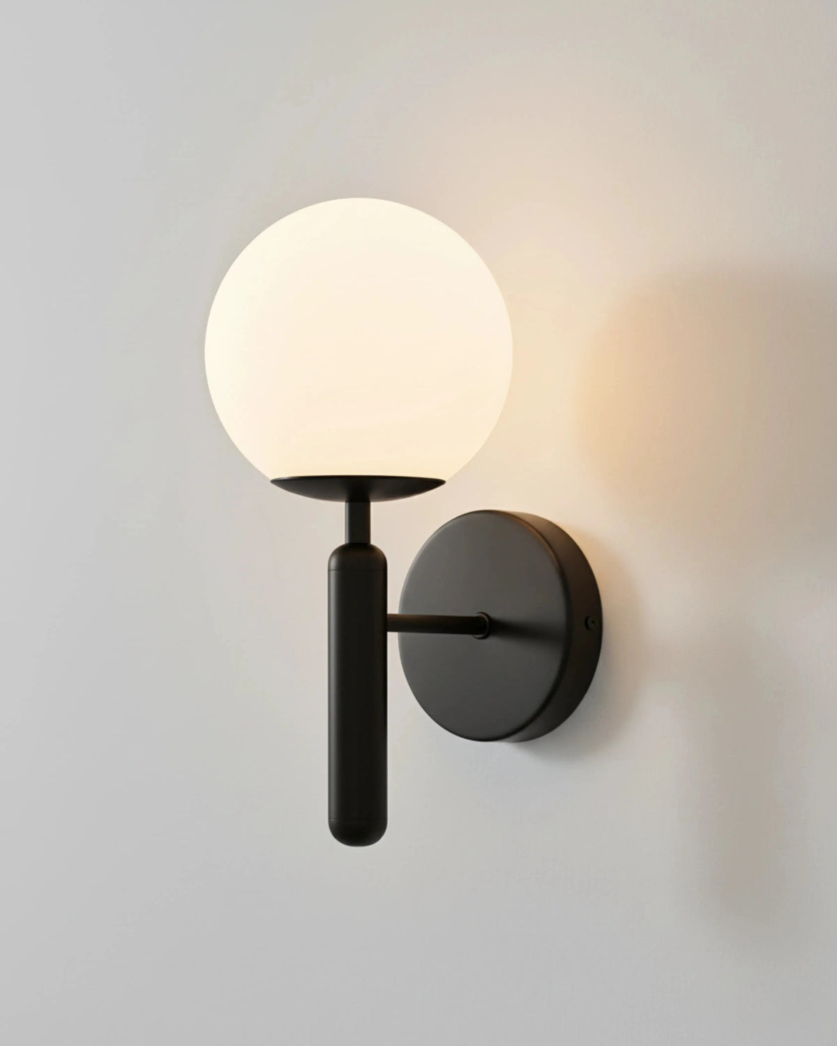 Applique murale Planète, grand globe opalin – faubourg & fils