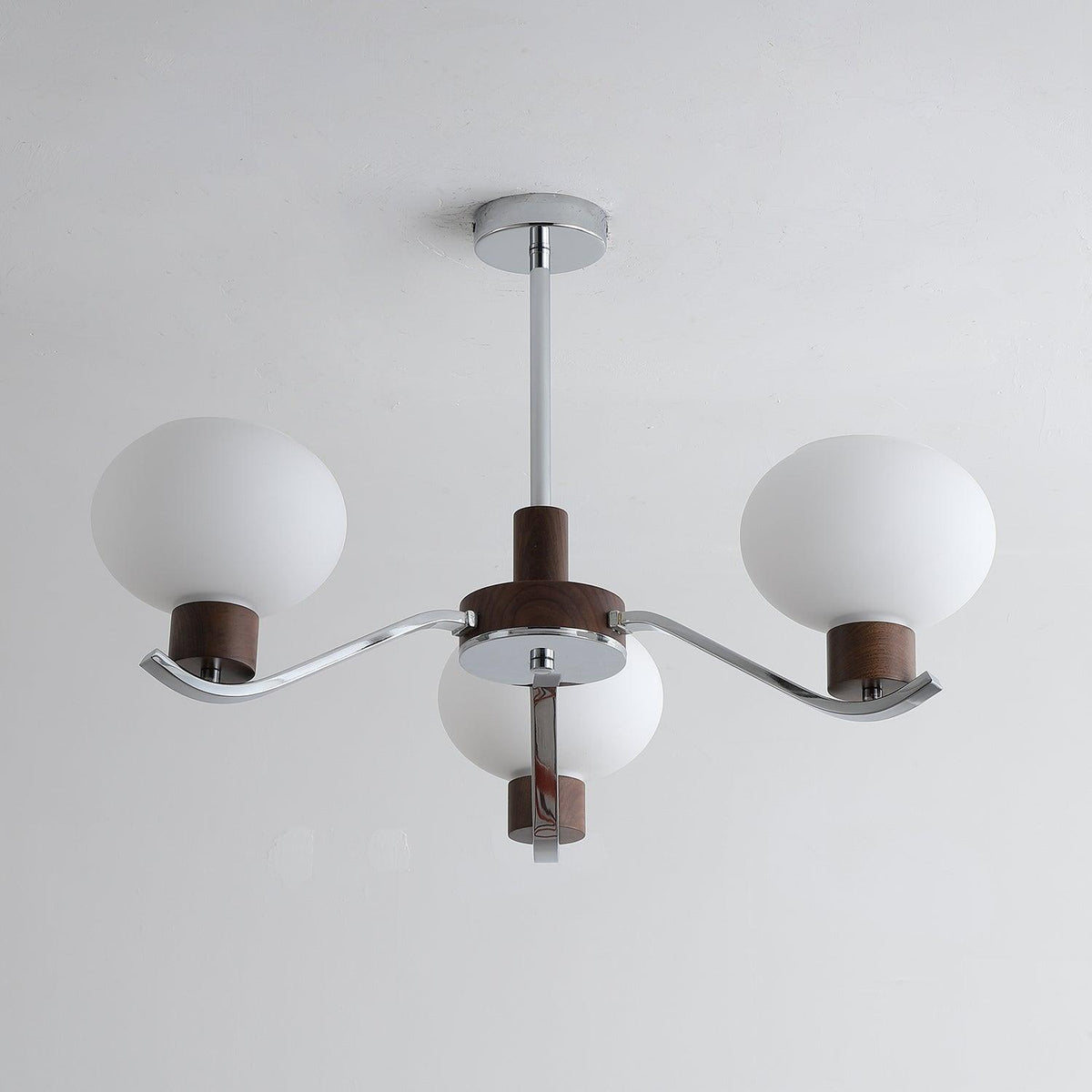 Lustre Amphore en noyer et verre – vue 5