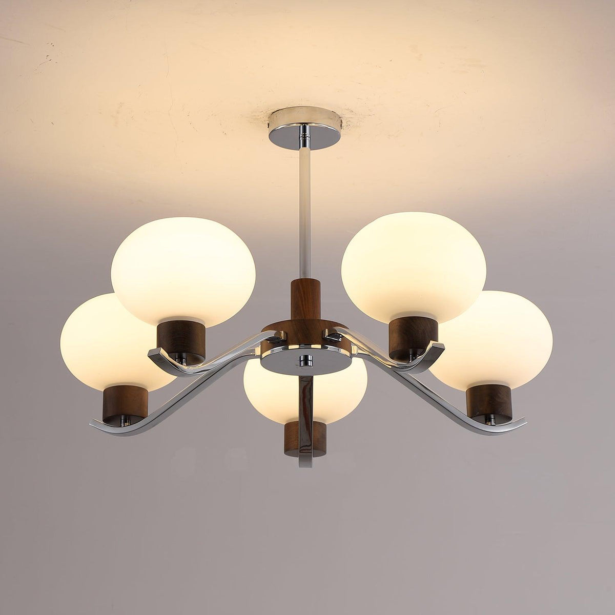Lustre Amphore en noyer et verre – vue 17