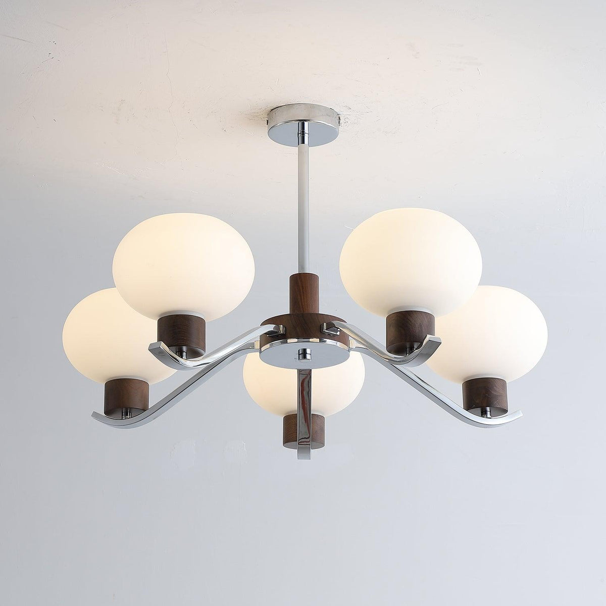 Lustre Amphore en noyer et verre – vue 16