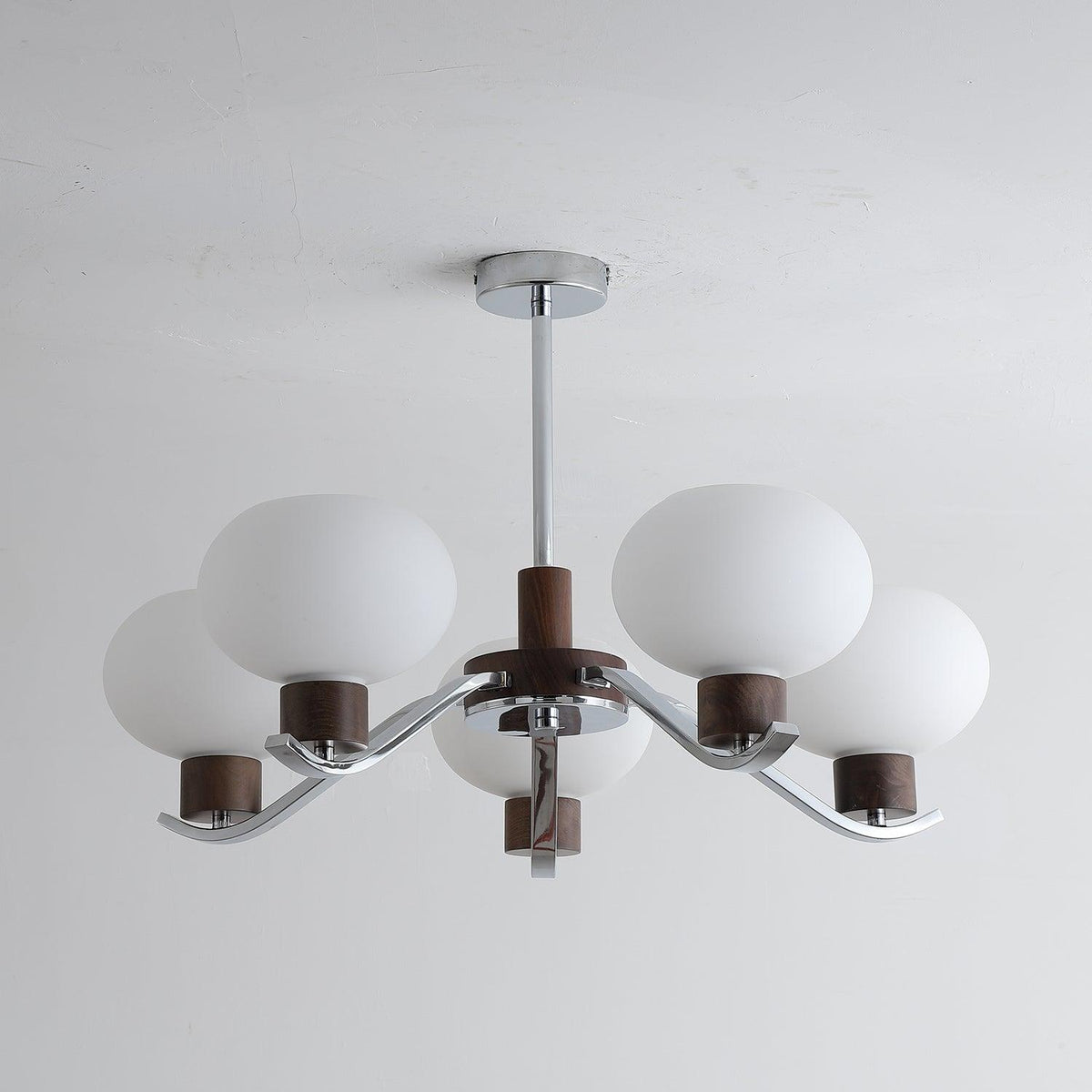 Lustre Amphore en noyer et verre – vue 6