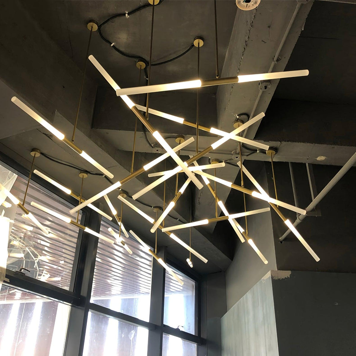 Suspension Renoncule en verre et aluminium – vue 4