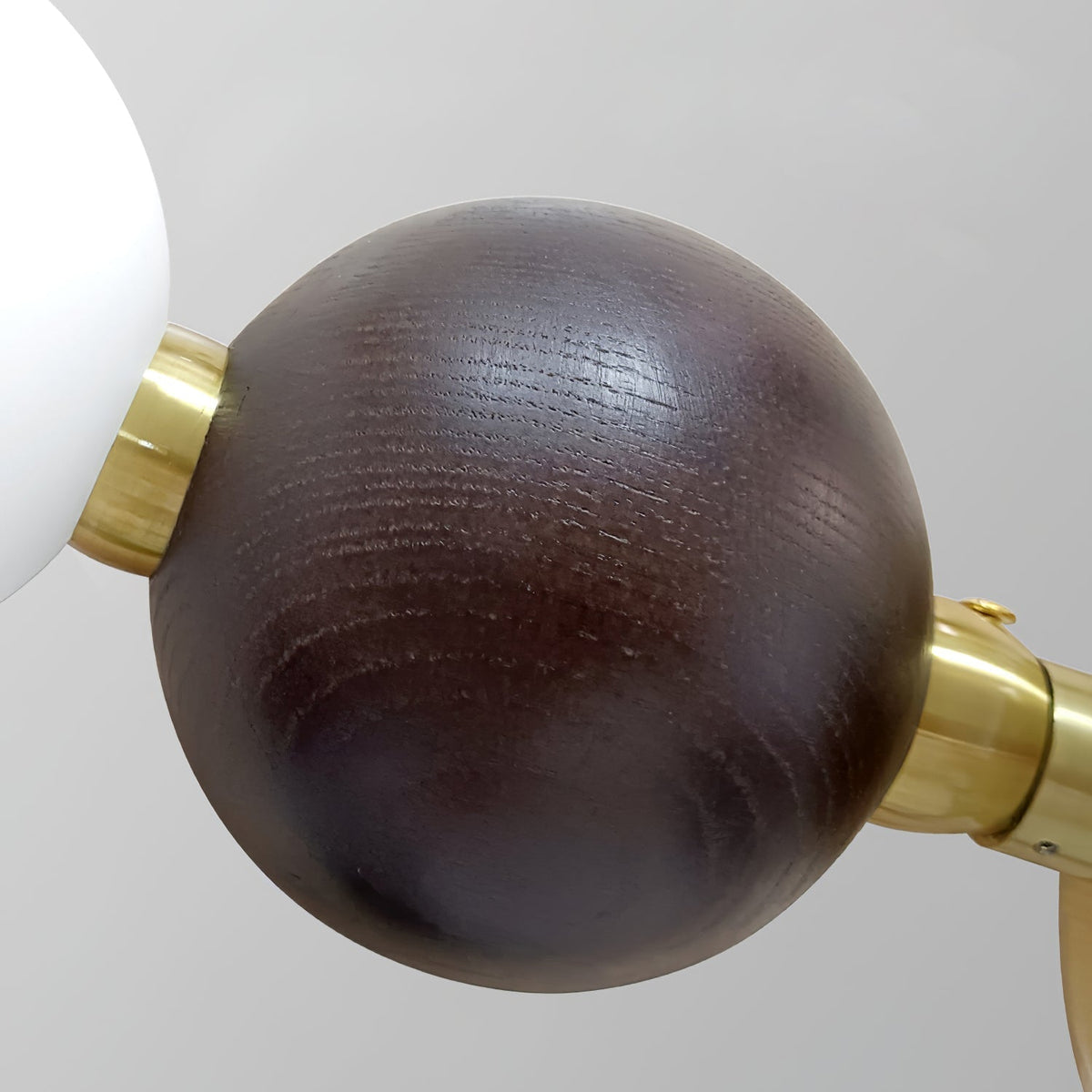 Lustre Esquisse en noyer et métal – vue 2