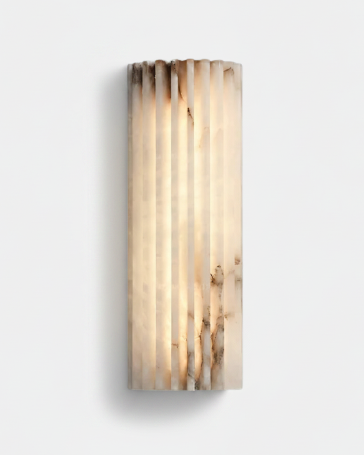Applique murale Aurore allumée, lumière chaude filtrée par l'albâtre