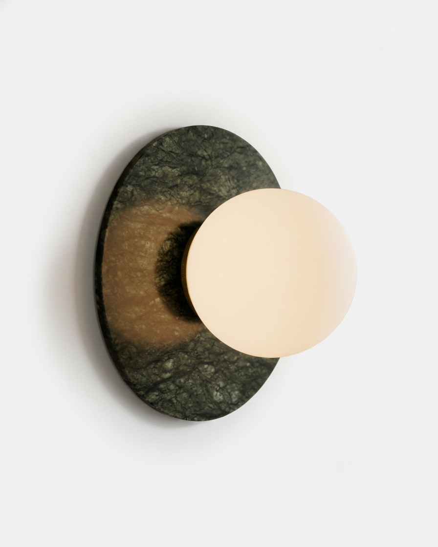 Applique murale Jade en marbre et verre opalin – faubourg & fils