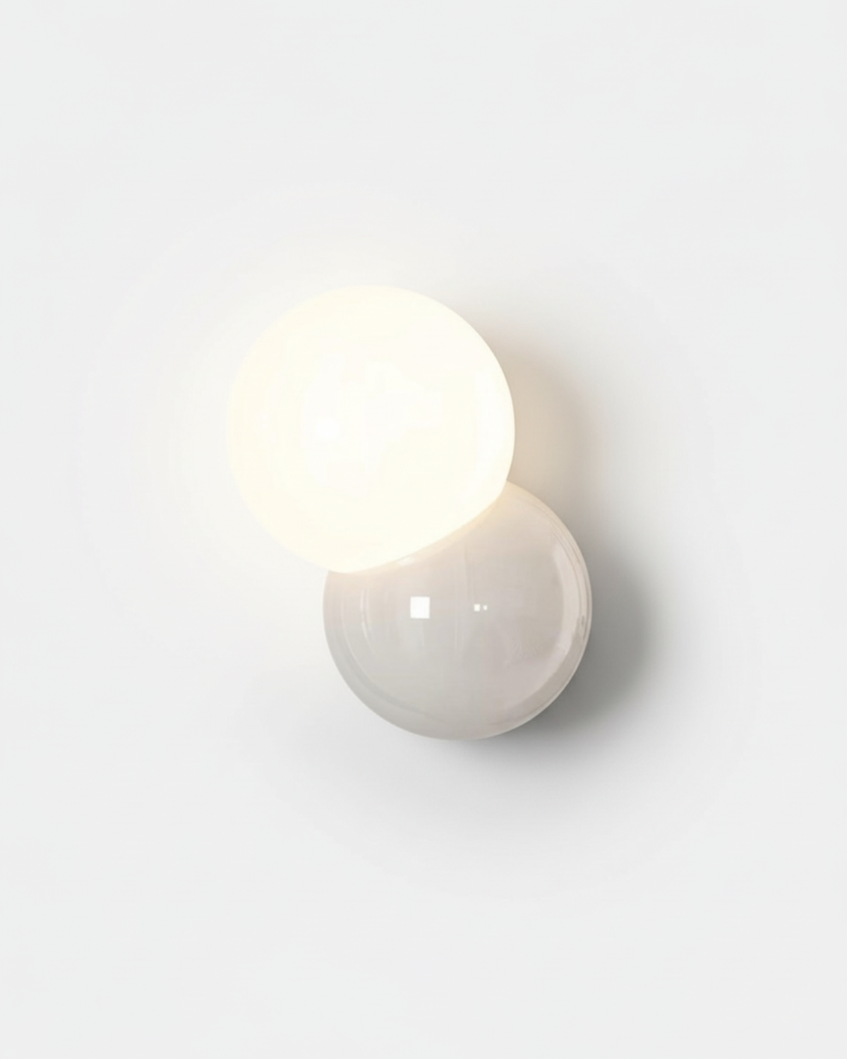 Applique murale Sphère, métal laqué et opaline – faubourg & fils